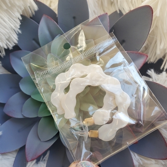 White opal acrylic resin large wavy hope earrings - Picture 4 of 4